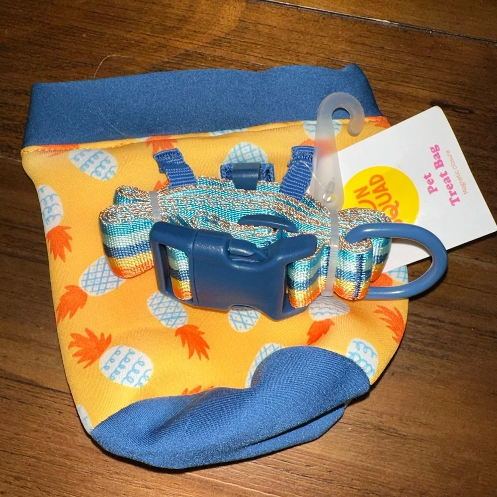 Pineapple Pet Treat bag with magnetic closure, attached‎ leash for the bag NWT